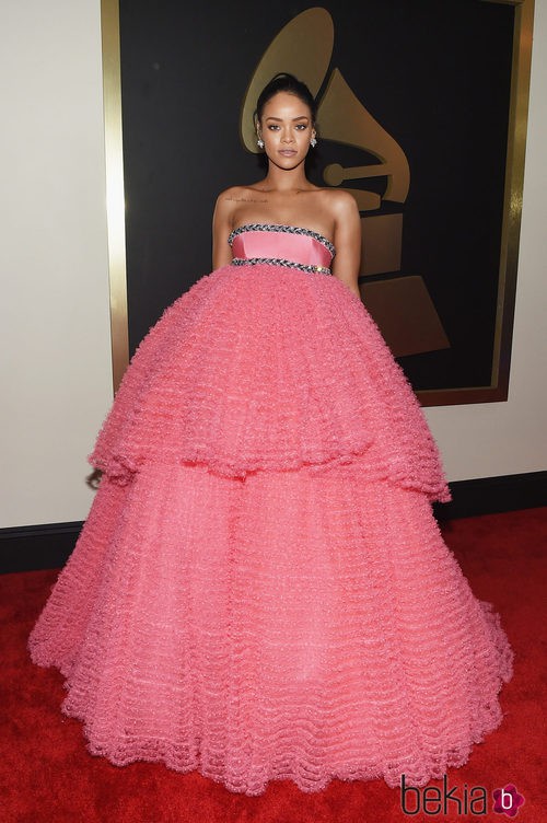 Rihanna con un vestido de Giambattista Valli en la alfombra roja de los Grammy 2015