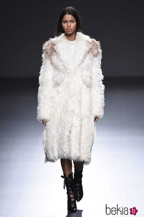 Abrigo de pelo en color blanco de la colección otoño/invierno 2015/2016 de Ángel Schlesser