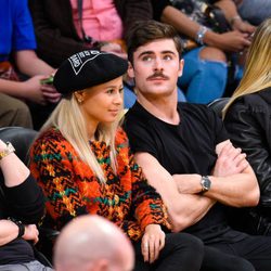 Zac Efron y Sami Miro en un partido de baloncesto en Los Angeles