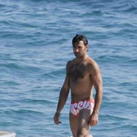 Antonio Velázquez con el torso desnudo