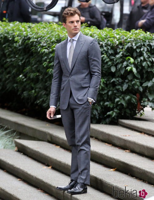 Jamie Dornan con traje gris convertido en Christian Grey
