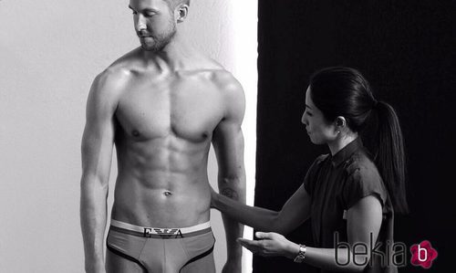 Calvin Harris en un momento de la sesión en ropa interior para la campaña primavera/verano 2015 de Emporio Armani