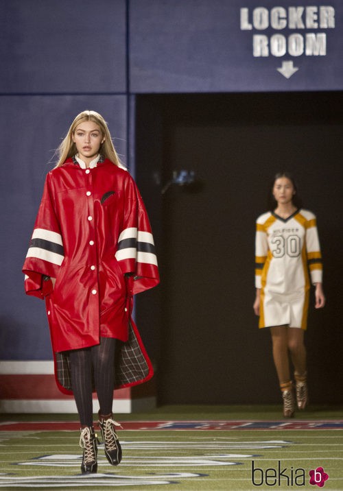 Gigi Hadid desfilando para Tommy Hilfiger con un abrigo XL en Nueva York Fashion Week