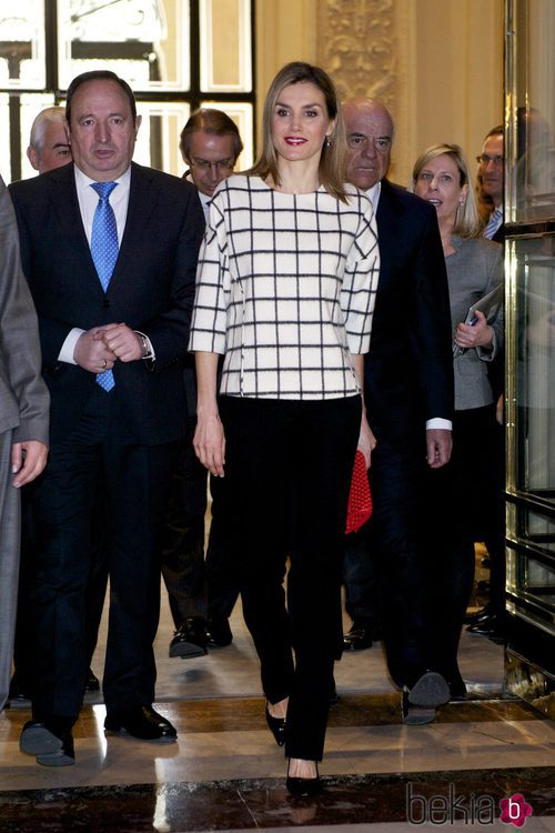 La Reina Letizia con un jersey de cuadros de Designer Remix