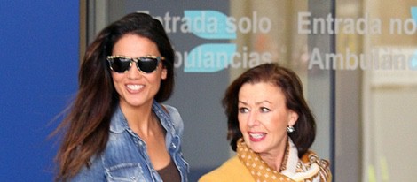 Lara Álvarez y la madre de Fernando Alonso saliendo del hospital de Barcelona