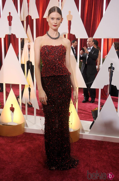 Behati Prinsloo en los Oscar 2015 con un vestido de Armani Privé