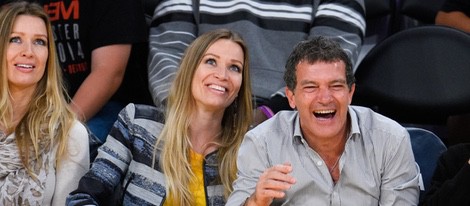 Antonio Banderas se ríe con Barbara y Nicole Kimpel en un partido de baloncesto 