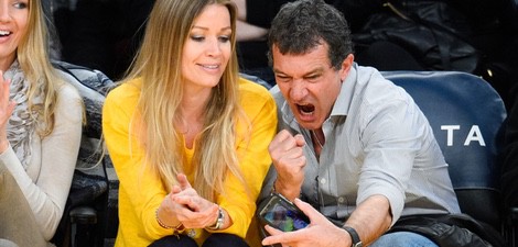 Antonio Banderas se hace divertidos selfies con su novia Nicole Kimpel