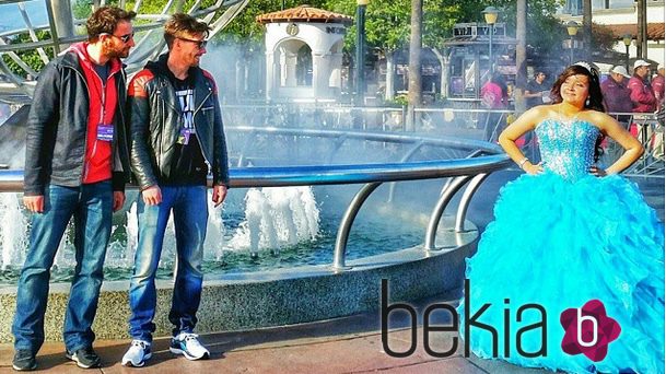 Dani Rovira y Adrián Lastra con una mujer vestida de azul en California
