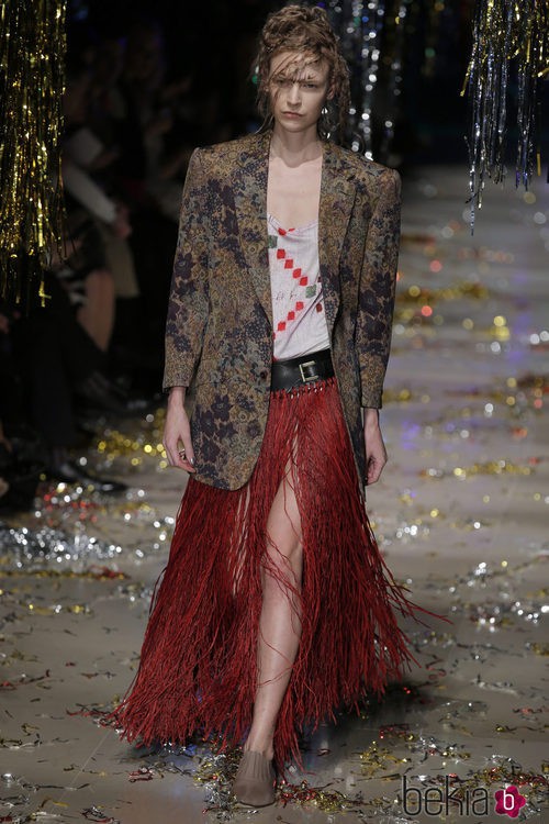 Falda de flecos y americana estampada de la colección otoño/invierno 2015 de Vivienne Westwood