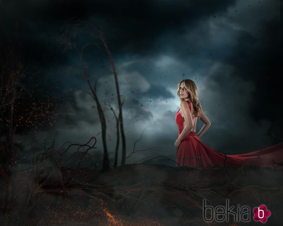 Edurne con un vestido rojo en el videoclip de 'Amanecer'