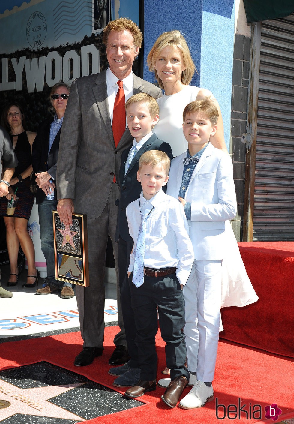 WIll Ferrell con su esposa  Viveca Paulin y sus hijos en el Paseo de la Fama de Hollywood