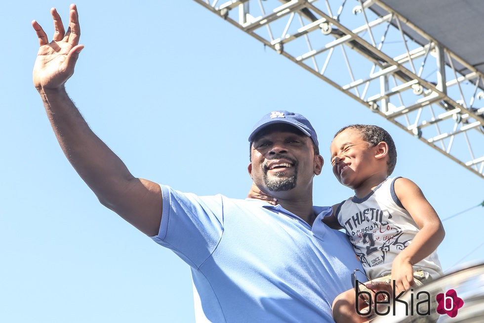 El actor Darius McCrary  con su hijo 