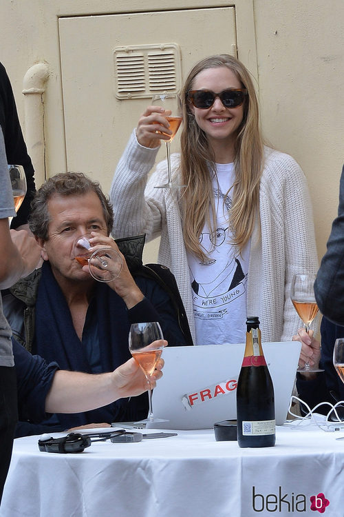 Amanda Seyfried y Mario Testino en el descanso de una sesión de fotos en Roma