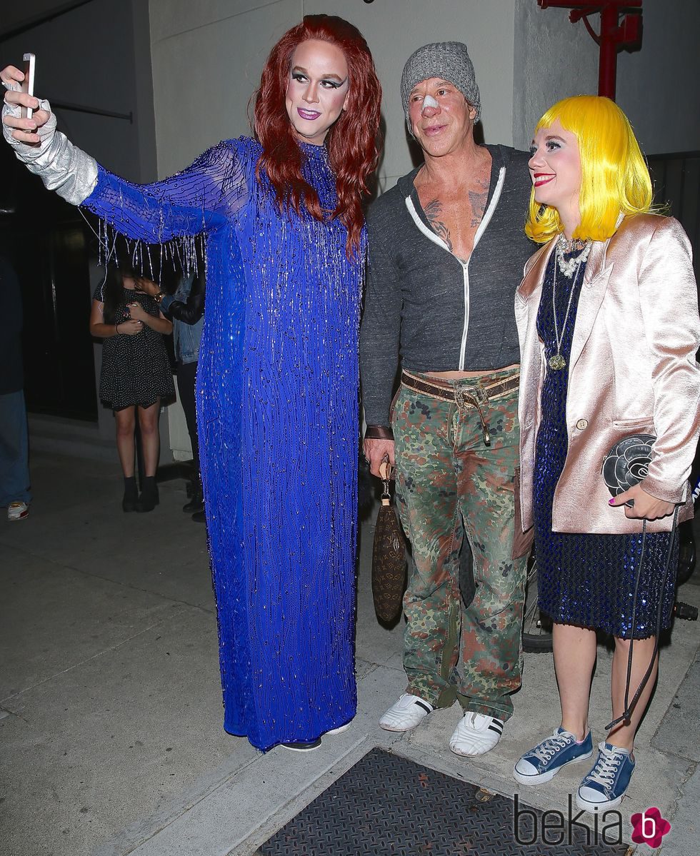 Mickey Rourke con la nariz rota y dos travestis en Los Ángeles