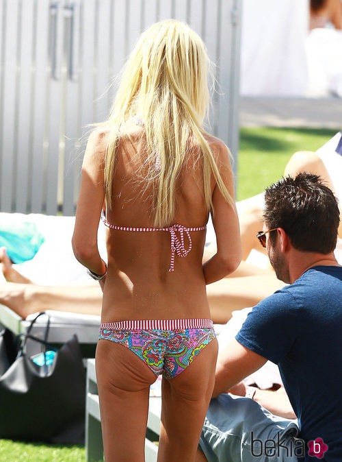 Tara Reid, extremadamente delgada en las playas de Miami