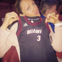 Luján Argüelles con una mini camiseta de baloncesto