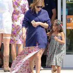 Jennifer Lopez con su hija Emme en una gasolinera de México