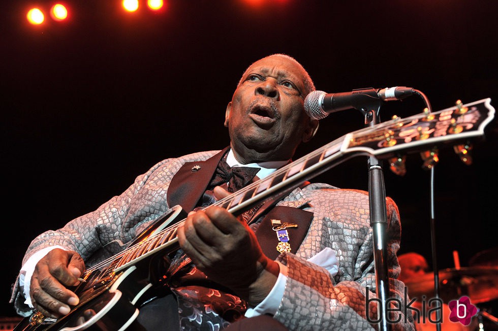 B.B King tocando la guitarra en una actuación