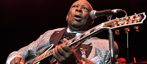 B.B King tocando la guitarra en una actuación