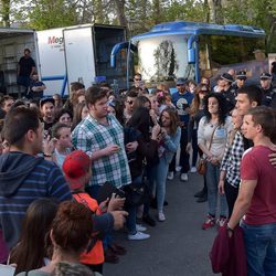 Álex González con una multitud en el rodaje de 'El Príncipe' en Granada