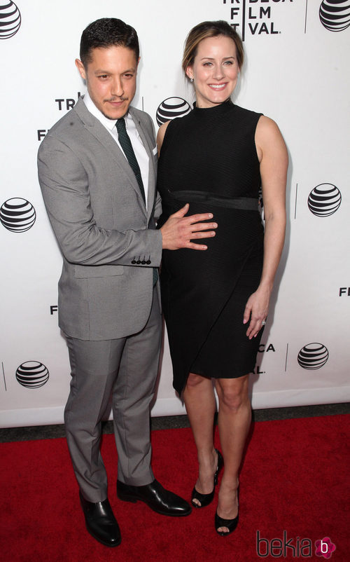 Theo Rossi y su mujer Meghan McDermott en los 'Tribeca Film Festival' 2015