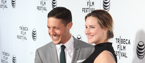 El actor Theo Rossi tocándole el vientre a su mujer Meghan McDermott en los 'Tribeca Film Festival '2015