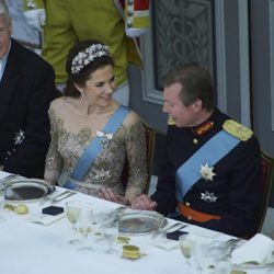 Mary de Dinamarca hablando con Enrique de Luxemburgo en el 75 cumpleaños de Margarita de Dinamarca
