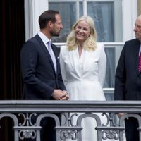El Rey Harald con Haakon y Mette-Marit de Noruega en el 75 cumpleaños de Margarita de Dinamarca