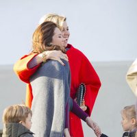 Mary de Dinamarca y Máxima de Holanda, abrazadas en el 75 cumpleaños de Margarita de Dinamarca