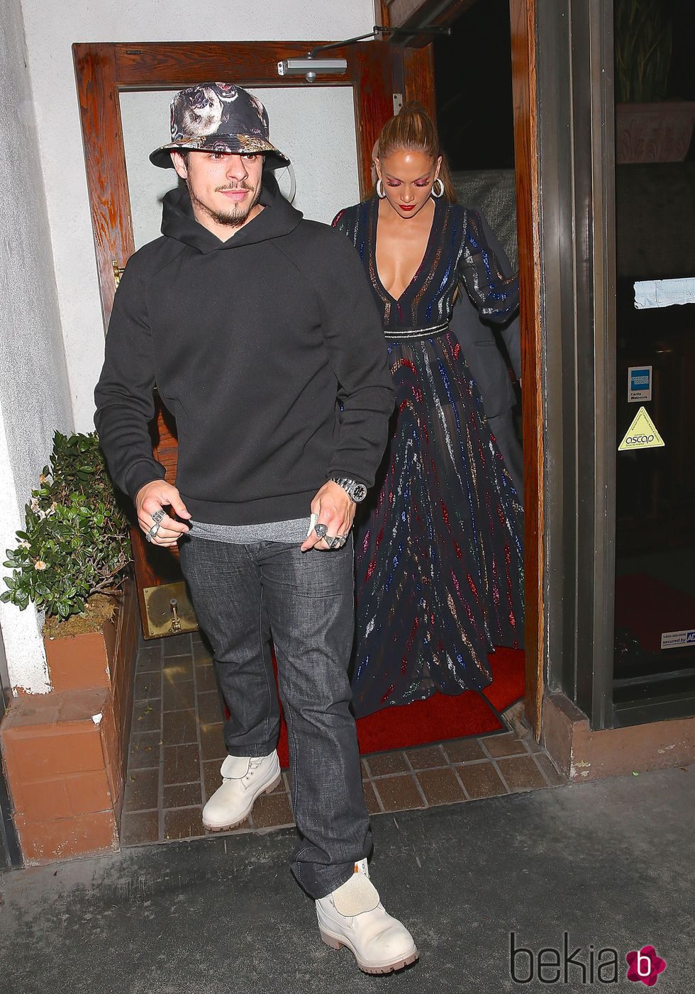 Jennifer Lopez saliendo de un restaurante italiano con Casper Smart