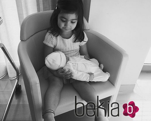 Zoe López Otero sostiene a su hermana recién nacida Bianca