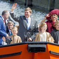 Los Reyes Guillermo Alejandro y Máxima de Holanda con sus hijas en el Día del Rey 2015