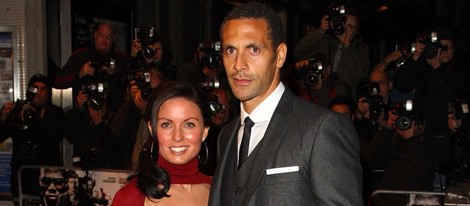 Rio Ferdinand y su esposa Rebecca Ellison en la premiere de 'Dead Man Running'