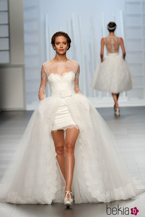 Clara Alonso con un vestido de novia asimétrico en el desfile de Rosa Clará en la Pasarela Gaudí Novias