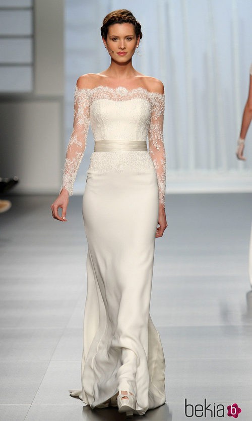 Vestido de mangas caídas de Rosa Clará en la Pasarela Gaudí Novias de Barcelona
