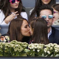 Paula Echevarría besa a su hija Daniella junto a David Bustamante