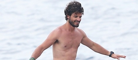 Carlos Felipe de Suecia con el torso desnudo de vacaciones en el mar