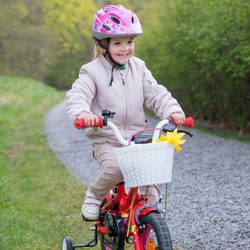 Estela de Suecia montando en bici