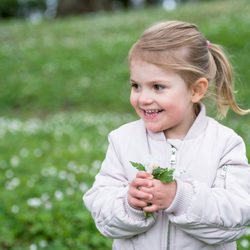 Estela de Suecia, sonriente en su posado de primavera