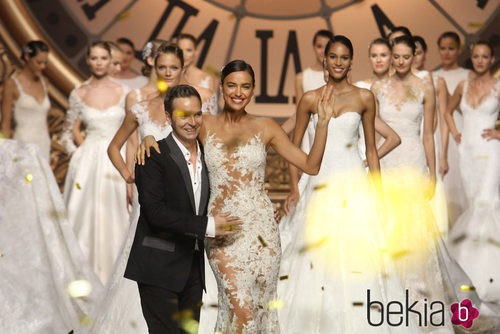 Final del desfile de Pronovias en la Pasarela Gaudí de la Barcelona Bridal Week 2015