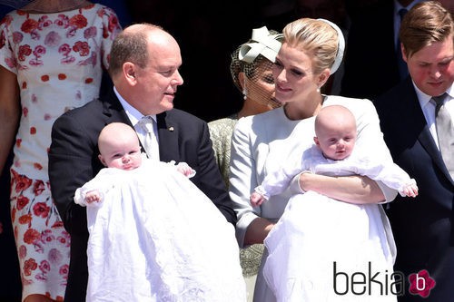 El Príncipe Jacques y la Princesa Gabriella con trajes de Dior en su bautizo