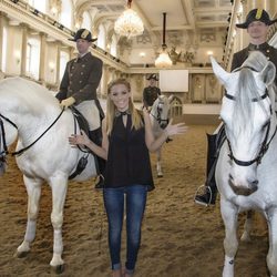 Edurne en la Escuela Española de Equitación de Viena antes de Eurovisión 2015