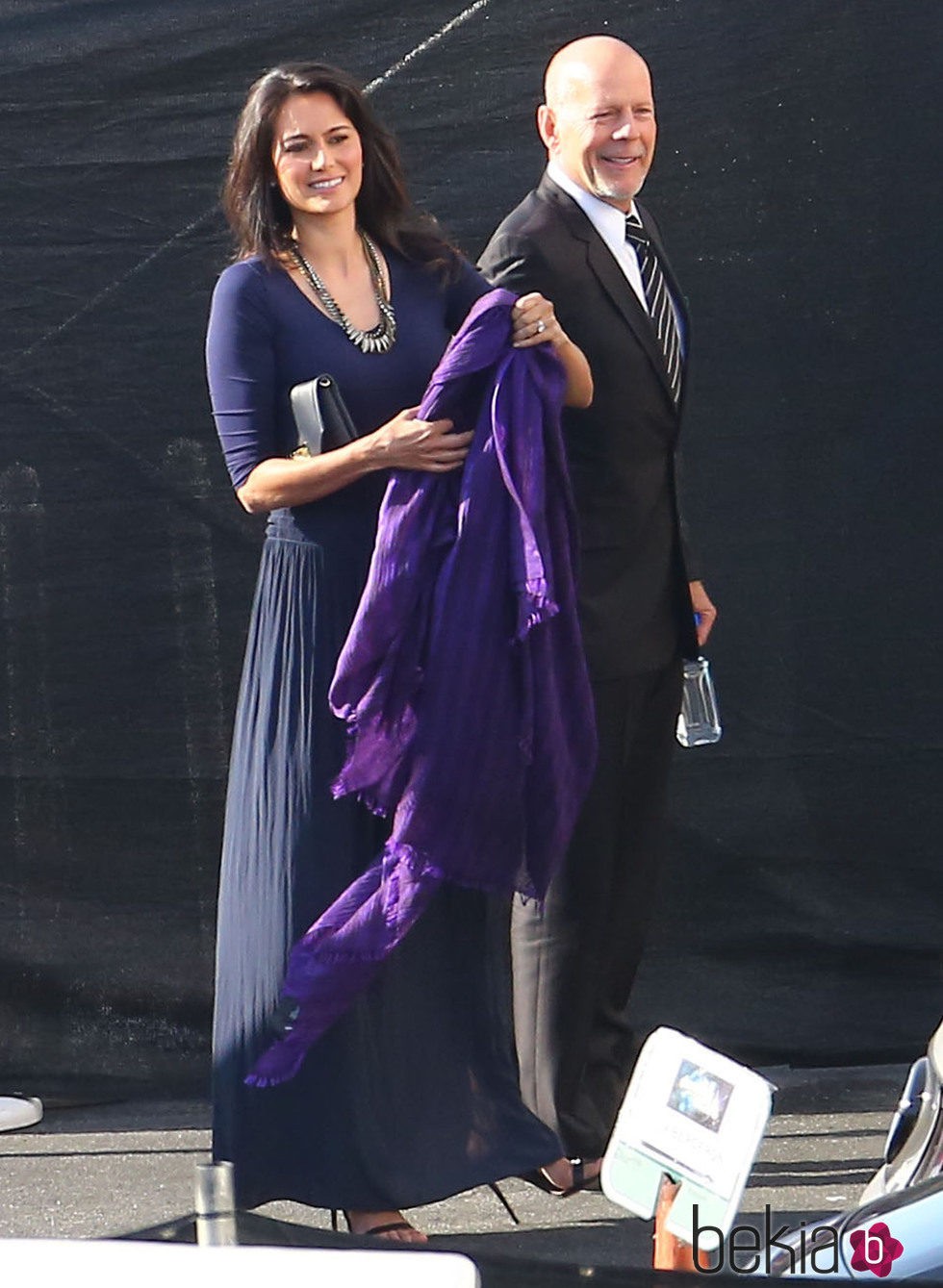 Bruce Willis y Emma Heming entrando al set de 'Dancing With The Stars'