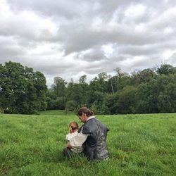 Chris Hemsworth con su hija India Rose en el rodaje de 'The Huntsman'