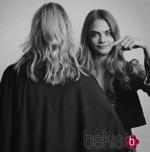 Cara Delevingne ocultando el rostro de su nueva acompañante en la campaña de Mango