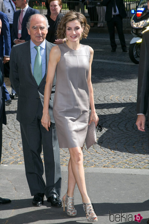 La Reina Letizia con un vestido de cuero en color gris en su viaje a París