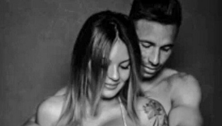 María Hernández presume de embarazo con su novio Rubén Castro