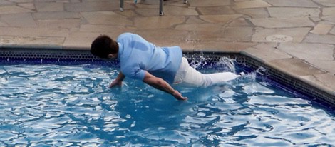 Zac Efron termina empapado en el set de 'Mike And Dave Need Wedding Dates'