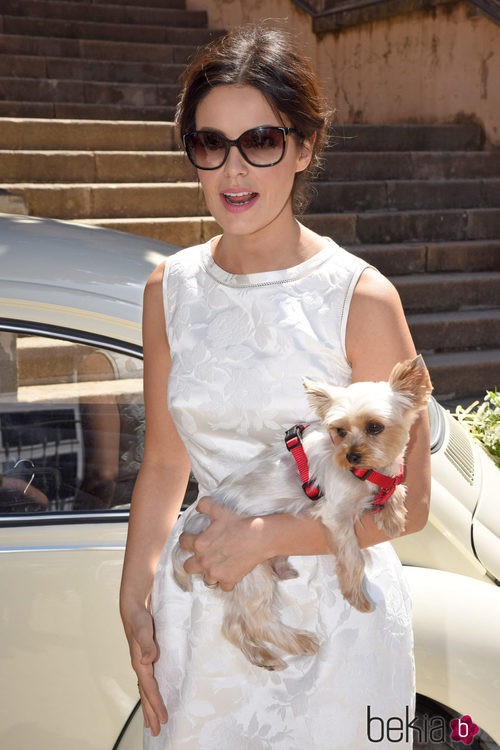 Marta Torné con su perrito el día de su boda